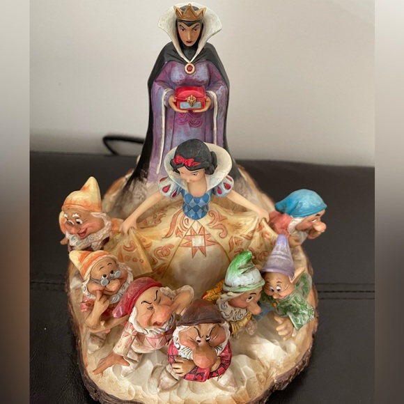 Jim Shore Disney Traditions Snow White- carved by heart - Picture 2 of 9